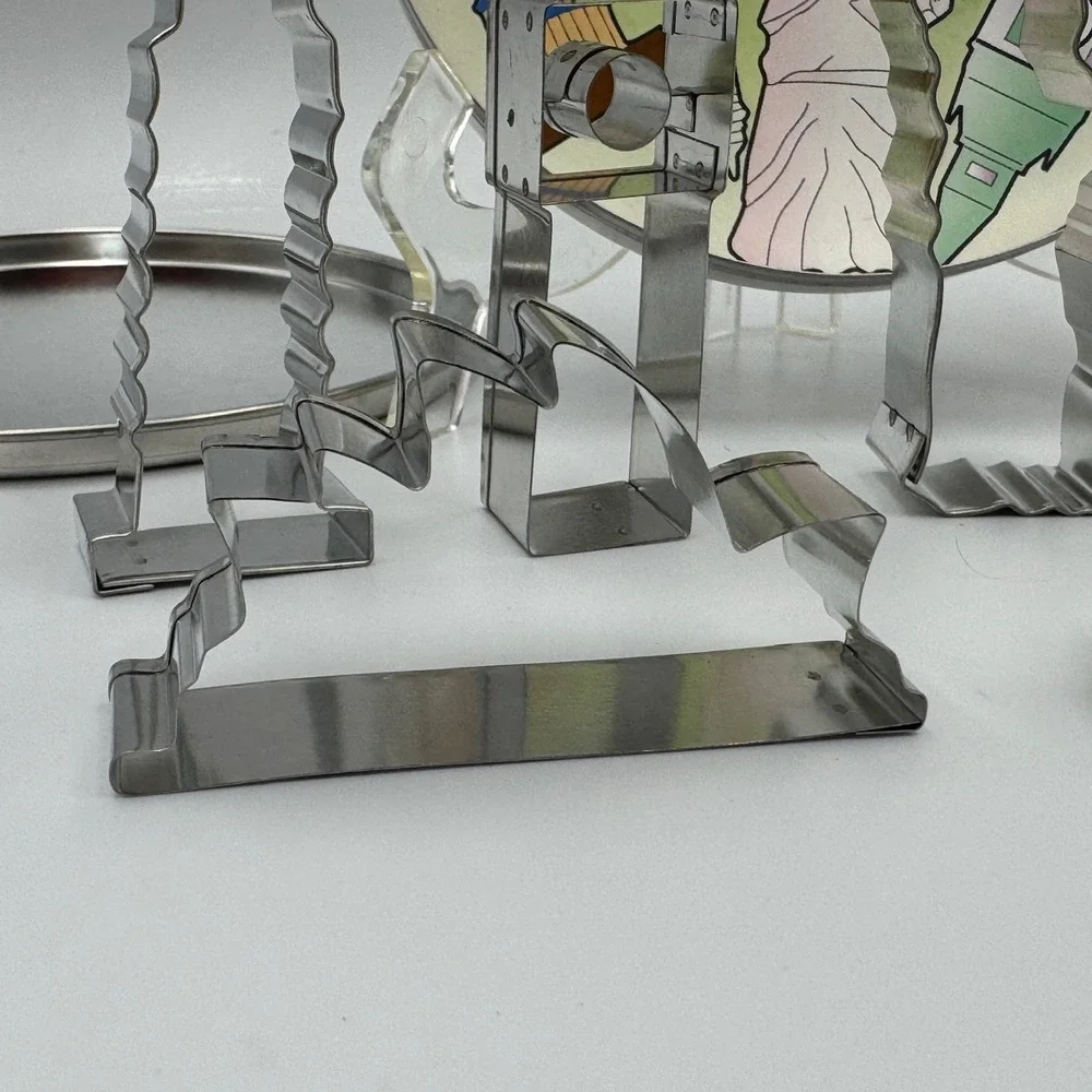 World Landmarks Cookie‎ Cutter Set Stainless Steel 6 Piece Storage Tin Travel